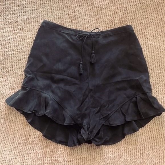 The Jetset Diaries Twilight High Waisted Ruffle Bottom Shorts in Black Size XS - Picture 2 of 8